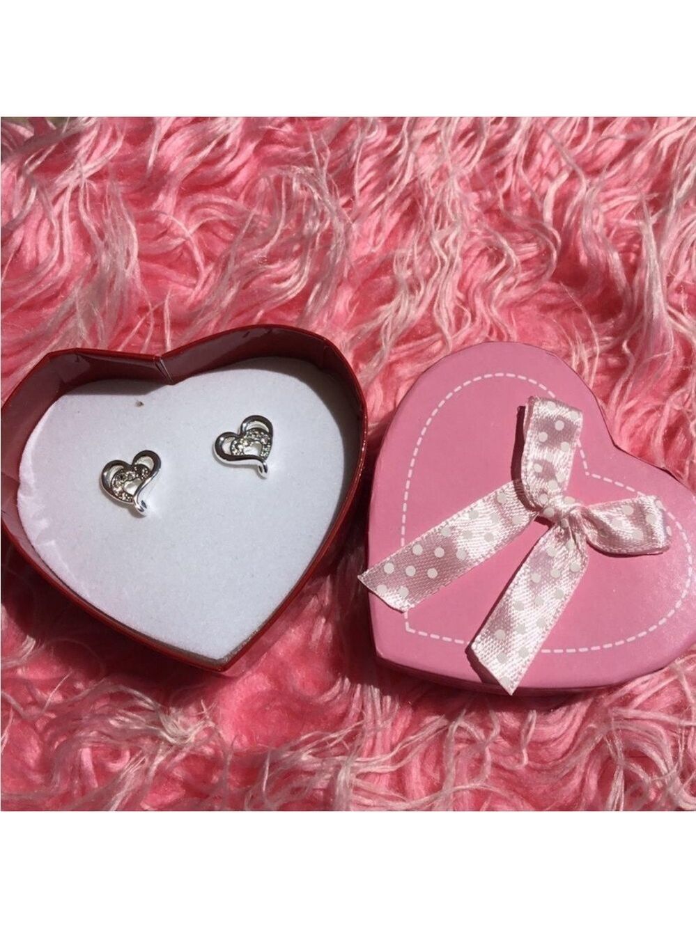 AVON Open your heart gift box earrings new in box